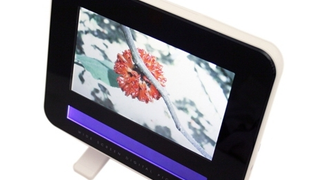 Mustek PF-E700: a Digital Photo Frame With Extra Clock Screen